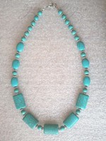 Ожерелье из бирюзы с металлической фурнитурой