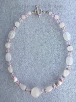 Ожерелье из кварца, чешского стекла и "сахарных" бусин с металлической фурнитурой
