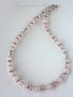 Ожерелье из розового кварца и чешского стекла