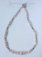 Ожерелье из розового кварца и сахарных бусин